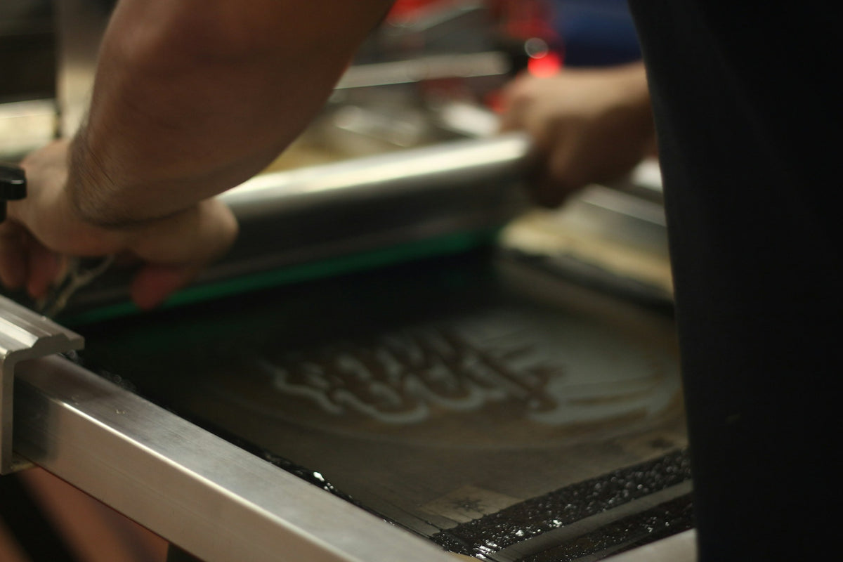 Choosing Between Screen Printing and DTF for Custom Tees